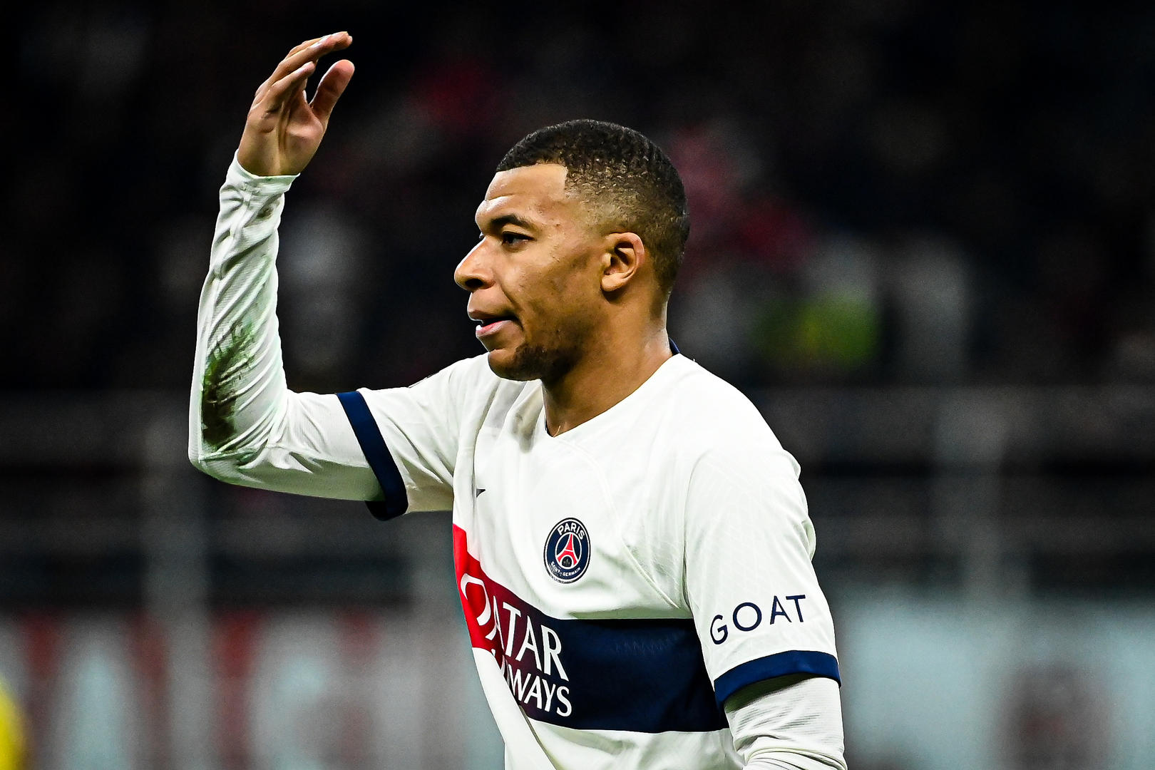 九游体育-姆巴佩在巴黎圣日耳曼比赛中败北，表现优异引发热议！(姆巴佩什么时候转会巴黎圣日耳曼)