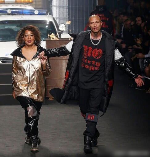 莱比锡训练开放日,赛后远射贴柱引欢呼,欧超杯在即,高层口径保持一致(莱昂纳德比赛回放) 莱比锡训练开放日,赛后远射贴柱引欢呼,欧超杯在即,高层口径保持一致(莱昂纳德比赛回放)